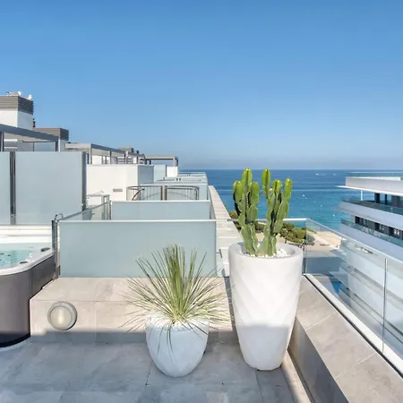 Penthouse On The First Line דירה